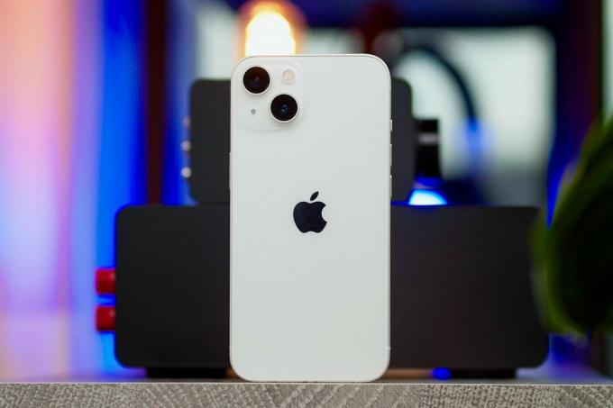 iPhone 13 v bielej farbe.