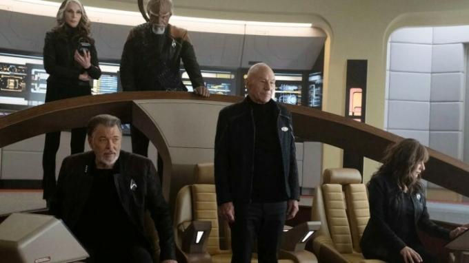 Homens e mulheres trabalham na ponte da Enterprise em Star Trek: Picard.