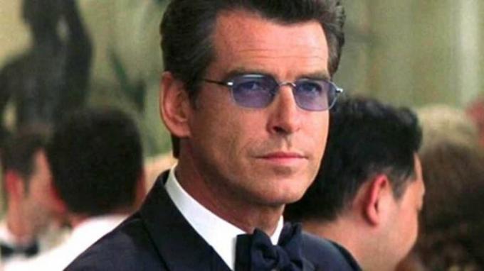 Pierce Brosnan ako James Bond so svojimi röntgenovými slnečnými okuliarmi.