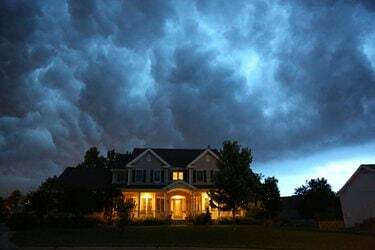 Dom w złej letniej burzy z piorunami
