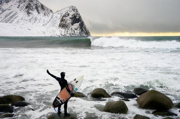 Snowboarder, Chris Burkard, stând în Arctic
