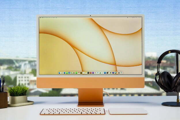 Apple iMac de 24 pulgadas colocado sobre un escritorio en un contexto soleado.