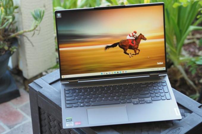 Lenovo ThinkBook 16p Gen 3 منظر أمامي بزاوية يظهر شاشة العرض وسطح لوحة المفاتيح.