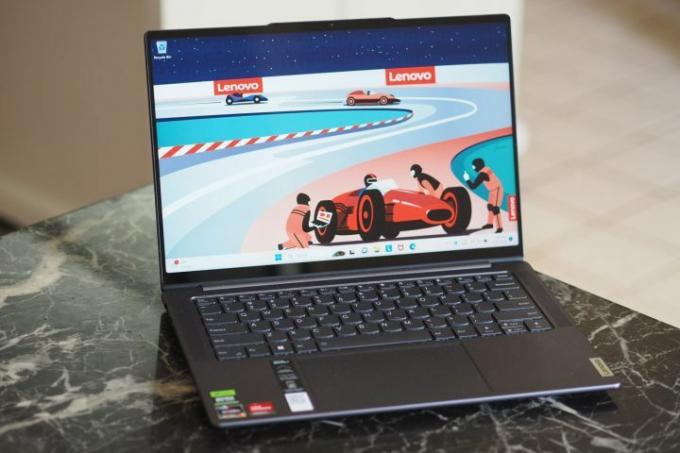 Lenovo Slim 7 14 2023 изглед отпред, показващ дисплей и клавиатура.