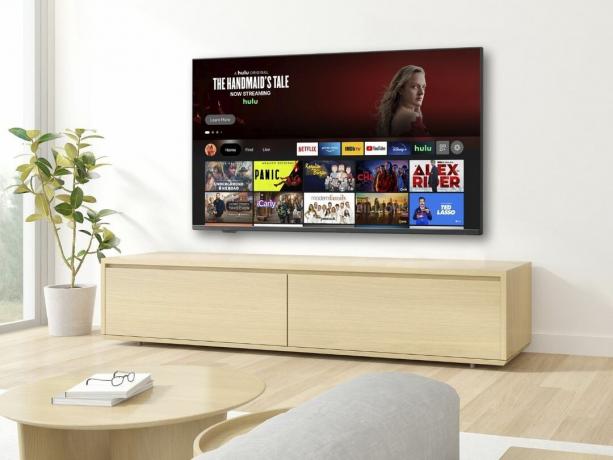 Inisgnia F30 50-inch 4K Smart TV in de woonkamer.