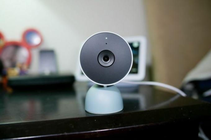 תקריב של עדשת המצלמה ב-Google Nest Cam Indoor Wired.