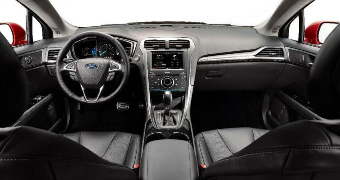 Armaturna plošča Ford Fusion 2014