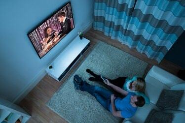 거실에서 영화를 보는 커플
