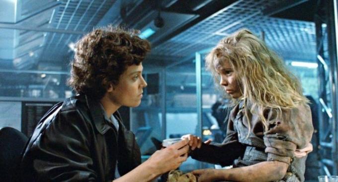 Ripley are grijă de rănile lui Newt în Aliens.