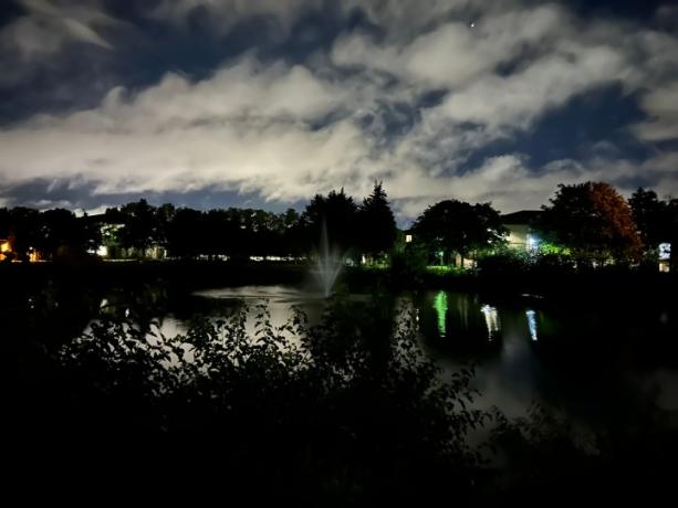 Foto van een nachtelijke vijver, gemaakt met de iPhone 14.