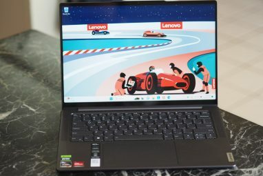 Lenovo Slim 7 14 2023 изглед отпред, показващ дисплей и клавиатура.