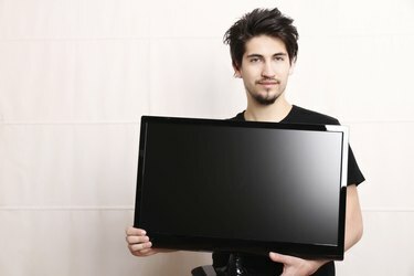 Muž s televízorom