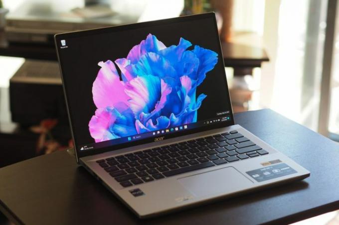 Pohled zepředu na Acer Swift Go 14 zobrazující displej a klávesnici.