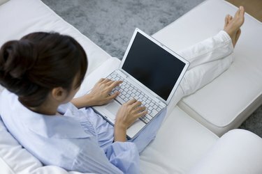 コンピューターを再生する若い女性
