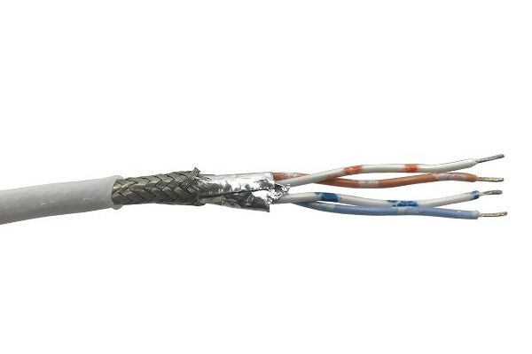 Ethernet-kabel med folieindpakning.