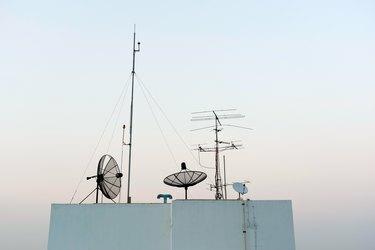 Satelitní paraboly a televizní antény na mrakodrapu