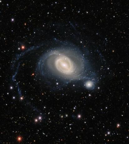 Medsebojno delujoč galaktični par NGC 1512 in NGC 1510.