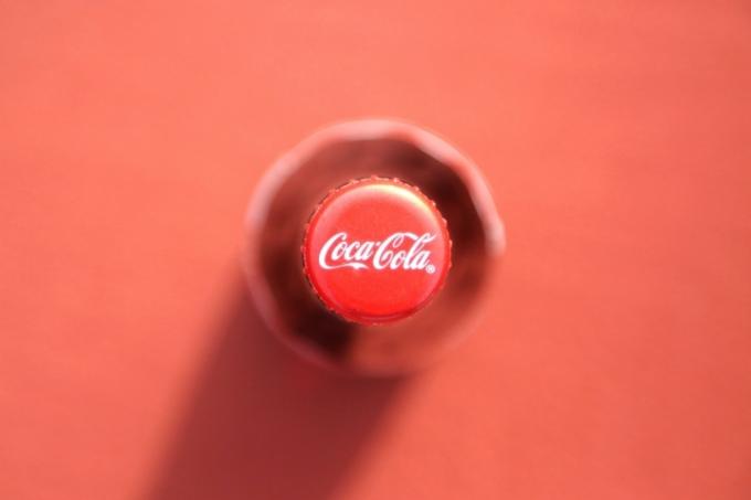 Fundo vermelho com tampa de garrafa de Coca-Cola
