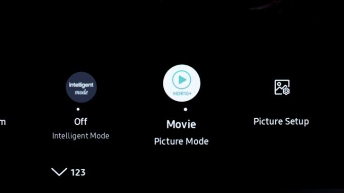 „Samsung S95B OLED“ rodomas HDR 10+ logotipas