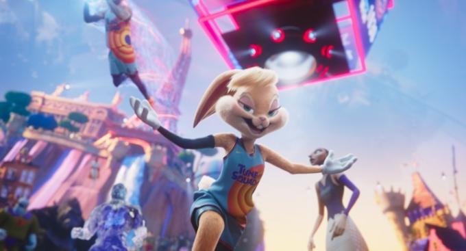 Lola Bunny fejrer i en scene fra Space Jam: A New Legacy.
