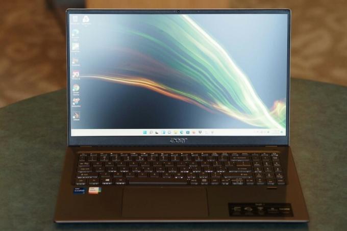 Το Acer Swift 3 16 στραμμένο κατευθείαν προς την κάμερα.