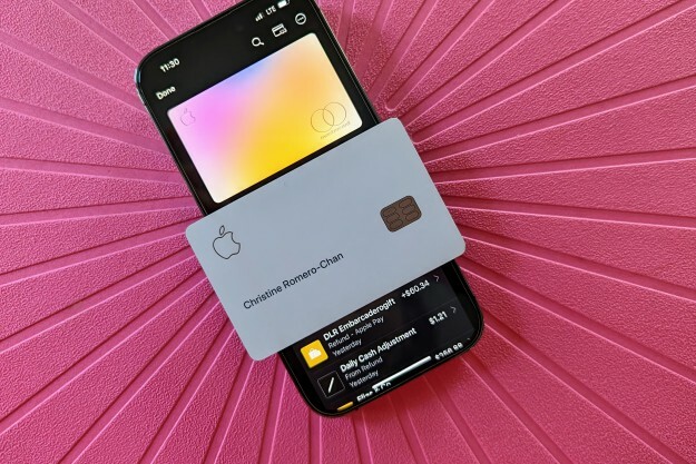 Apple Card を iPhone 14 Pro の上に置き、Wallet アプリを開いてデジタル Apple Card を開く