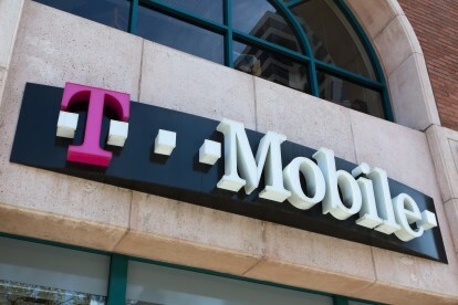 Schaufenster von T-Mobile mit Firmenbeschilderung.