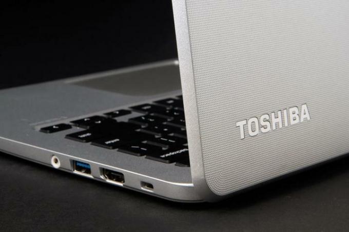 Toshiba Chromebook 2'nin arka köşesi açık