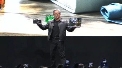 Le PDG de Nvidia montrant le RTX 4060 Ti au Computex 2023.