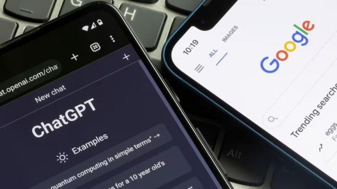 ChatGPT kontra Google na smartfonach.