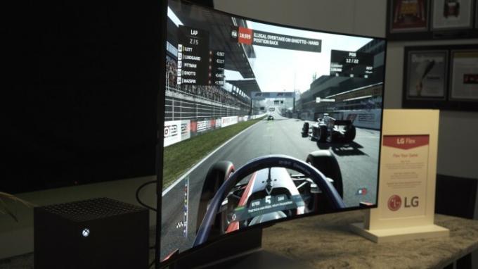 LG OLED Flex TV dengan game balapan di layar, layar melengkung