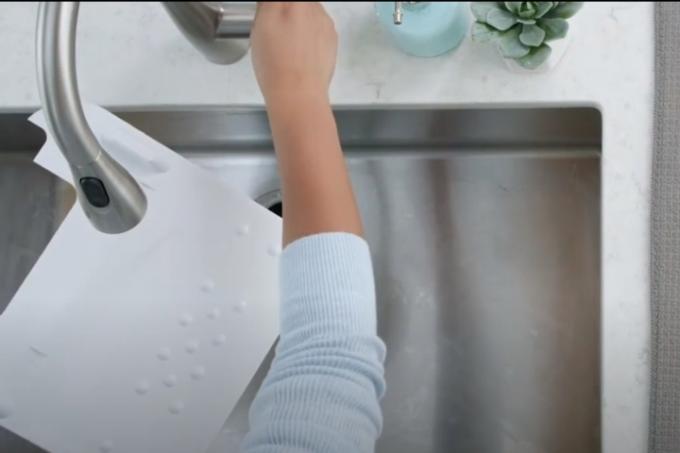 Čišćenje posude za kapanje uz sudoper.