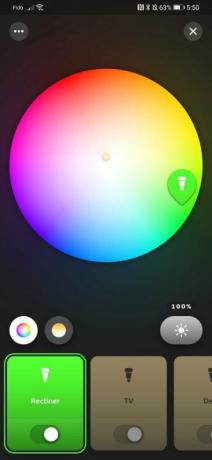 Captura de tela do aplicativo Philips Hue mudando a cor das luzes inteligentes.