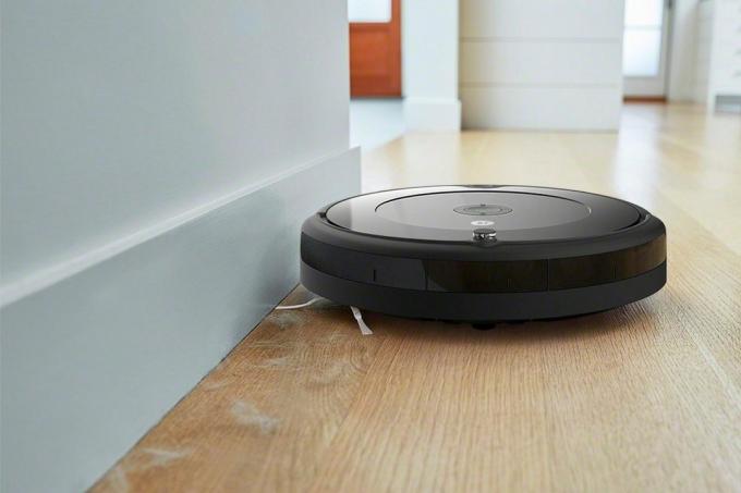 iRobot Roomba 692 миє підлогу.