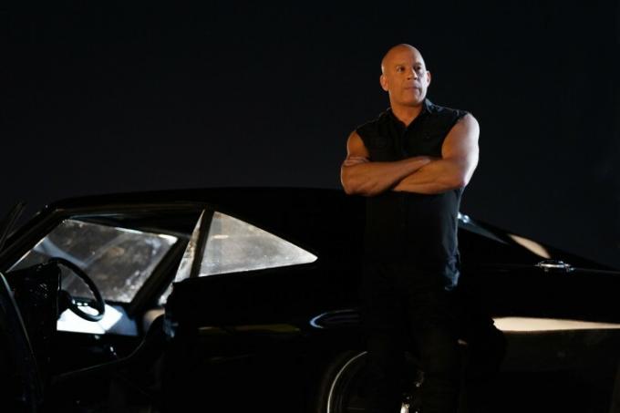 Vin Diesel se ve Fast X opírá o auto.