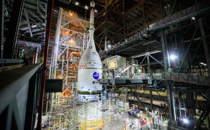 NASA-ina svemirska letjelica Orion u potpunosti je postavljena na raketu Space Launch System u NASA-inom svemirskom centru Kennedy na Floridi.