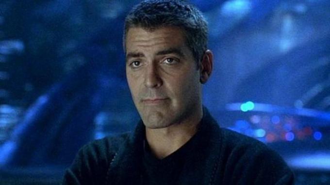 George Clooney como Bruce Wayne na Batcaverna em Batman & Robin