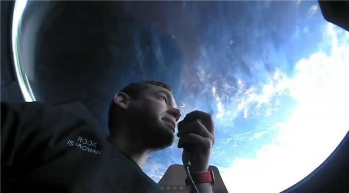 Jared Isaacman gleda iz kupole Crew Dragona.