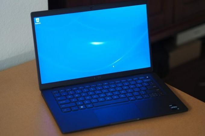 Dell Latitude 7330 UL, вид спереду під кутом, на якому показано дисплей і клавіатуру.