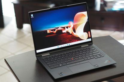 Lenovo ThinkPad X1 Yoga Gen 7 frontvinklet visning som viser skjerm og tastaturdekk.