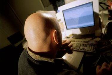 Млад мъж, работещ пред компютър