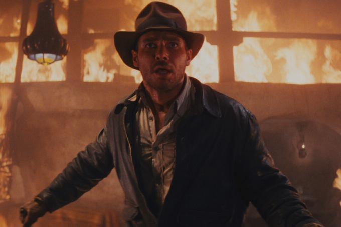 Indiana Jones står i en brændende bygning i Raiders of the Lost Ark.
