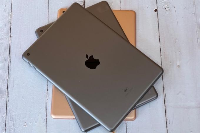 На столе лежат три iPad 2021 года выпуска.