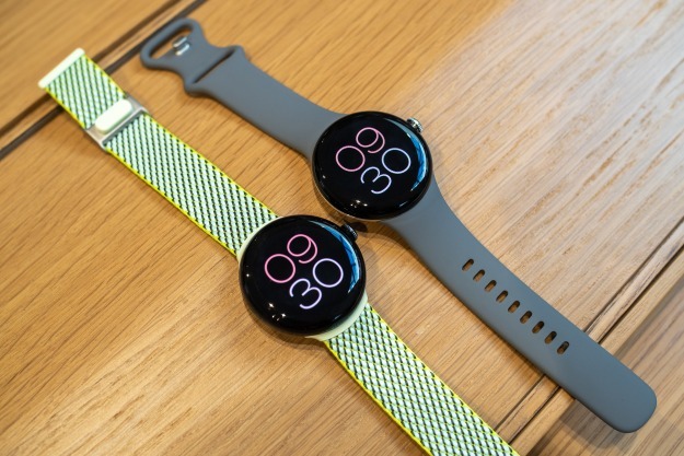 Google Pixel Watch kahdella eri rannekkeella.