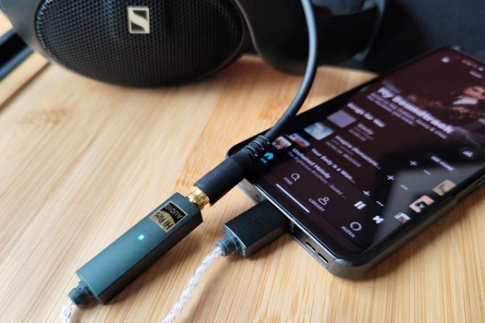 Ifi Go Link hörlurar ampDAC ansluten till en Asus Zenfone 9 och Sennheiser HD 560S.