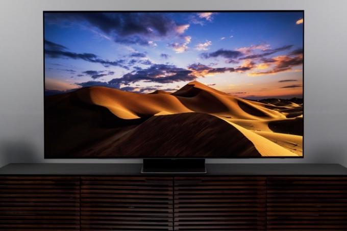 En vacker solnedgång bakom sanddyner visas på Samsung S95B OLED-TV.