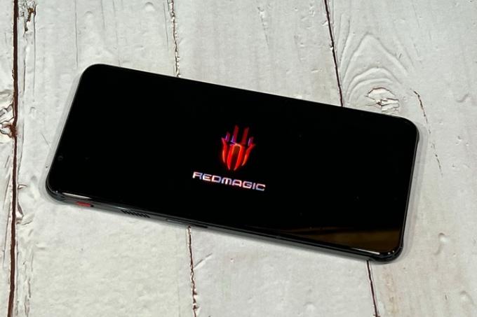 Nubia RedMagic 7 ma wbudowany tryb gry, który uruchamia się po naciśnięciu przełącznika.