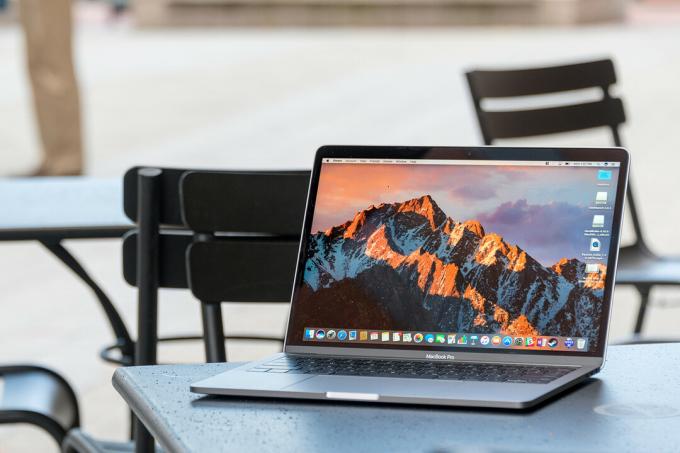 Een MacBook Pro op een tafel.