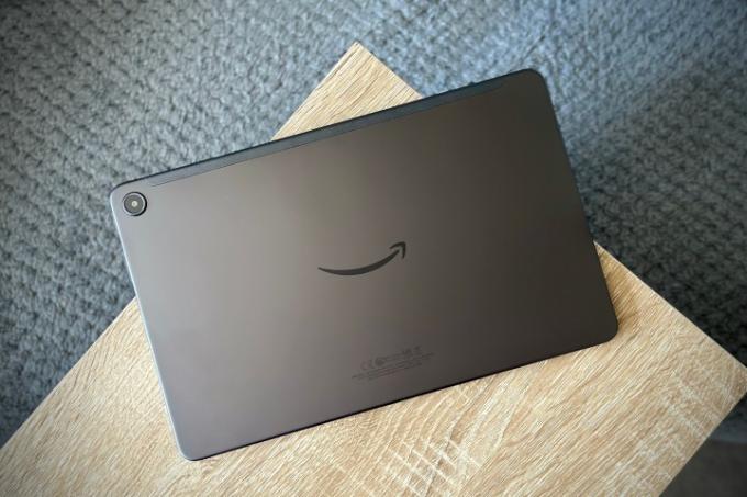 A parte de trás do tablet Amazon Fire Max 11.