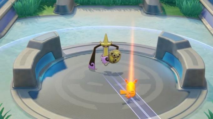 Aegislash ställer upp en attack i Pokemon Unite.